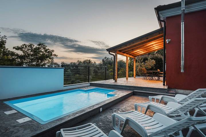 Villa Lutoma-Villa 2 chambres pour 4+1, avec piscine et aire de jeux in Umag, Région d'Umag