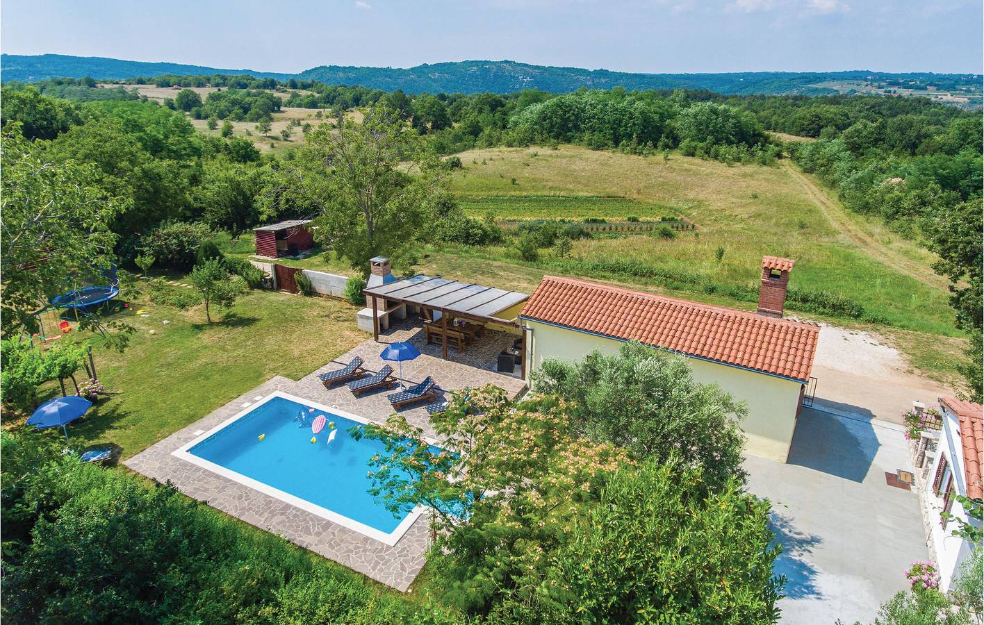 Gemütliche 2-Zimmer-Wohnung mit Pool, Terrasse und WLAN in der Nähe des Flusses Raša in Ružići (Sveta Nedelja), Istrien