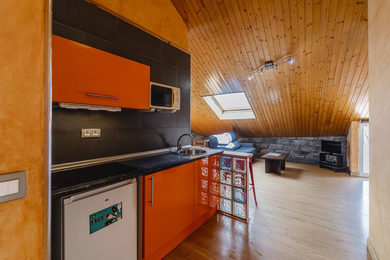 Studio entier, Studio 'Altuzarra 1' avec vue sur les montagnes, terrasse privée et Wi-Fi in Ezcaray, Valdezcaray