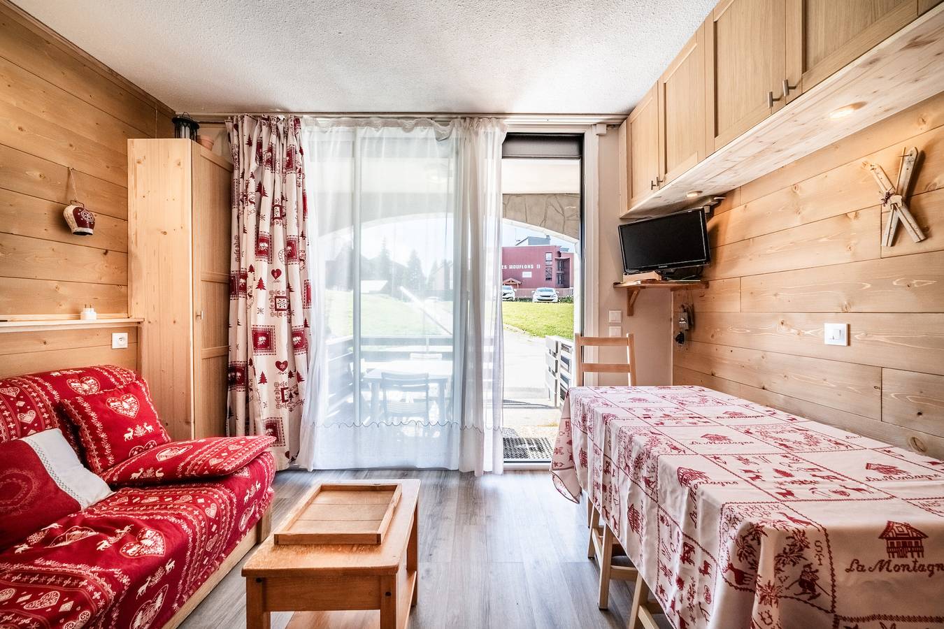 Apartamento entero, Apartamento 'Les Pralyssimes' con vistas a las montañas, terraza privada y Wi-Fi in Le Praz de Lys, Taninges