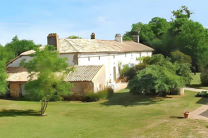 Location de vacances pour 10 personnes, avec jardin et piscine, animaux acceptés à Saint-Vincent-la-Châtre