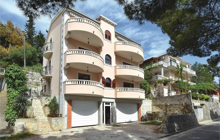 Ganze Ferienwohnung, Gemütliche Ferienwohnung mit Meerblick, Terrasse und Parkplatz, 1,5 km vom Strand entfernt in Jesenice, Omis-Riviera
