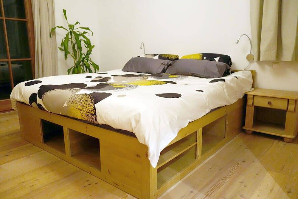 Ganze Wohnung, Ferienwohnung mit separatem Schlafzimmer, Schlafcouch im Wohnzimmer, Kaminofen in Samerberg, Bayerische Alpen