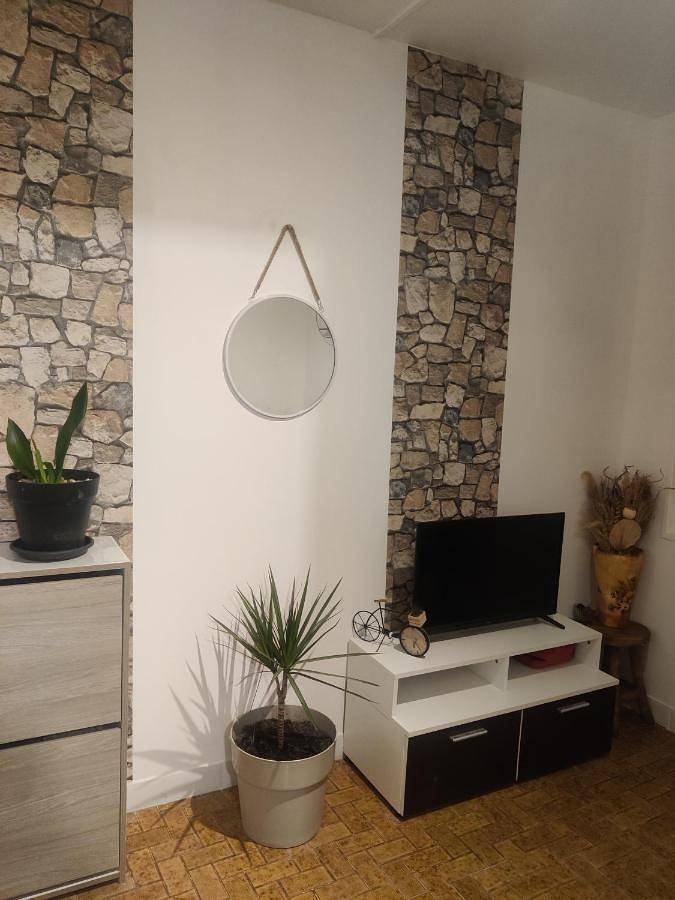 Appartement entier, One-Bedroom Apartment in Romilly-sur-Seine, Aube