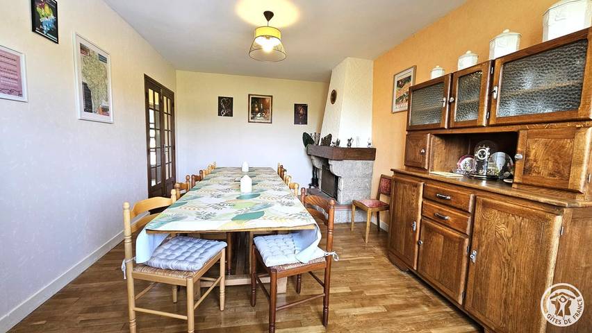 Gemütliche Gite mit Garten, TV und Flussblick in Liginiac, Ussel und Umgebung