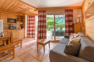 Gîte pour 4 personnes, avec jardin et vue sur le lac, adapté aux familles à Duingt