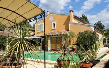 Chambre d’hôte pour 2 personnes, avec vue et jardin ainsi que terrasse et piscine à Rustrel