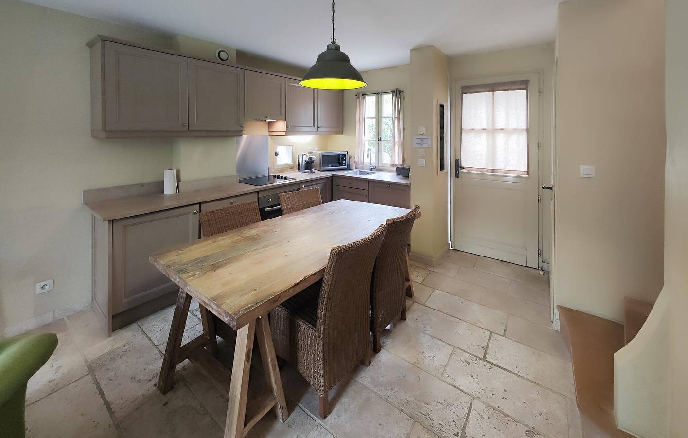 Appartement moderne avec terrasse, parking, climatisation - 2km de la rivière, 2.5km de Tournissan in Saint-Laurent-de-la-Cabrerisse, Région de Narbonne