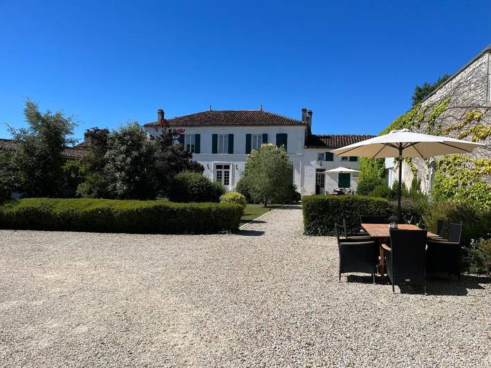 Gîte pour 8 personnes, avec vue ainsi que piscine et jardin, animaux acceptés à Chassors
