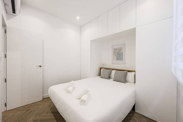 Ganze Wohnung, Urban Tranquility in Madrid with Modern Comforts in Tetuán, Madrid
