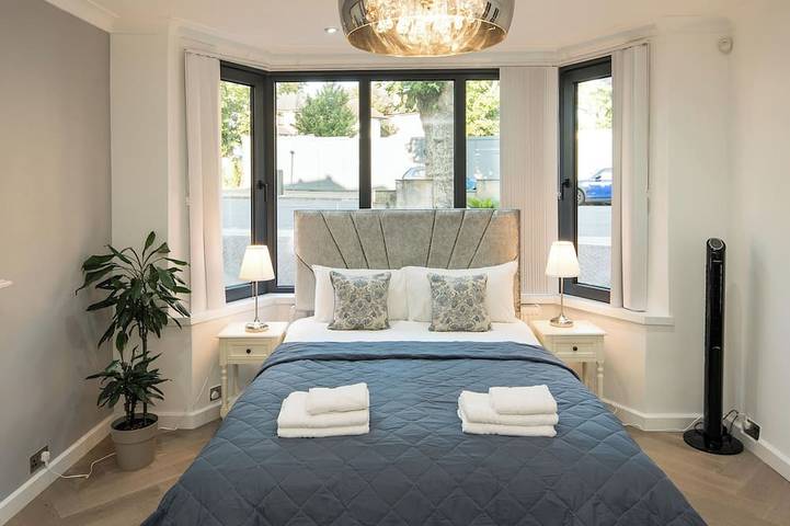 Holiday rental for 14 people, with garden in London