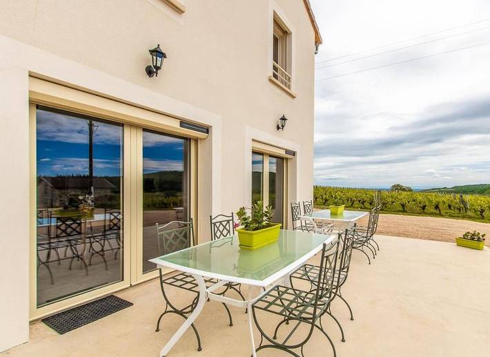 Location de vacances pour 8 personnes, avec Terrasse ainsi que Jardin et Vue à Lugny