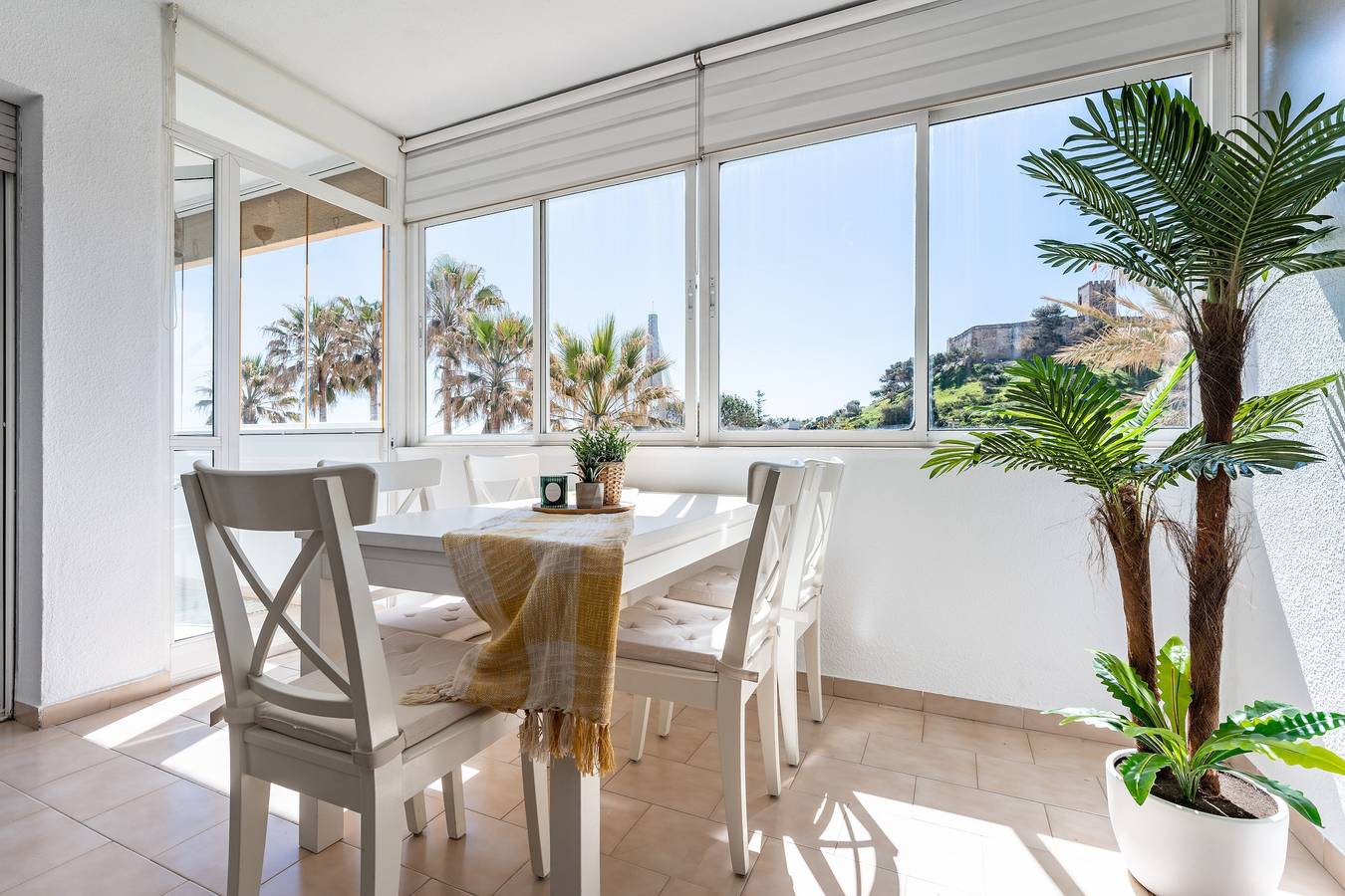 Entire apartment, Holiday apartment 'El Rey' with oceanfront views, shared pool and Wi-Fi in Fuengirola, Costa del Sol