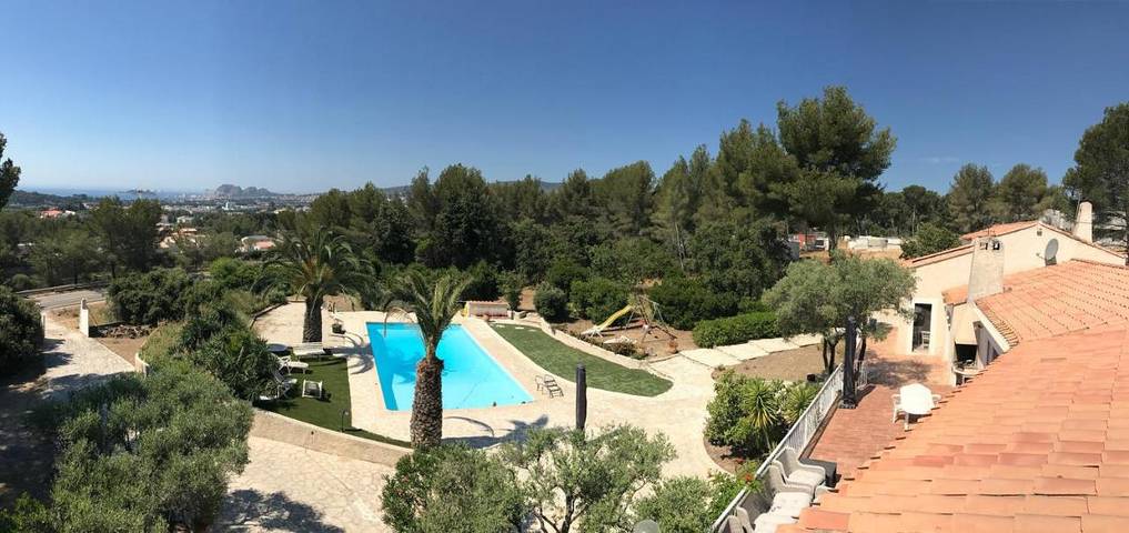Appartement de vacances pour 4 personnes, avec jardin et terrasse ainsi que piscine et vue