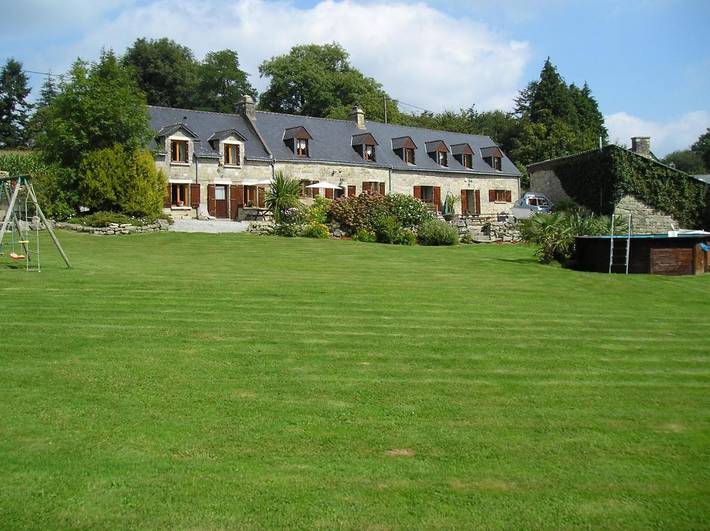 Location de vacances pour 6 personnes, avec piscine ainsi que jardin et vue à Langoëlan