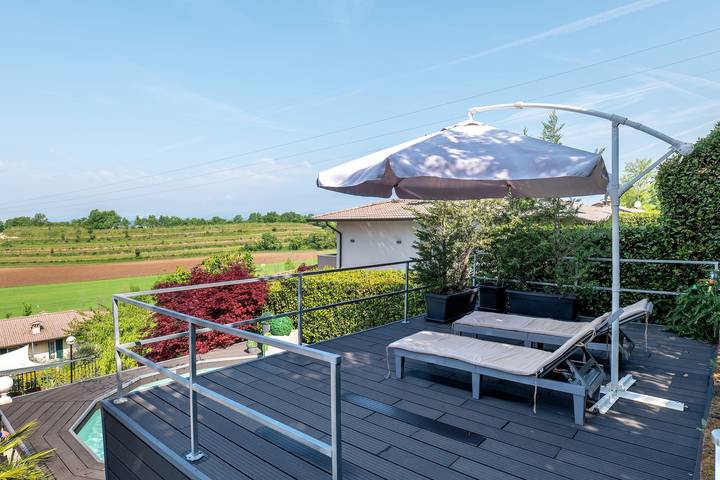 Entire apartment, Apartment 'Villa Benaco' with Pool, Terrace and Shared Garden in Pozzolengo, Lake Garda