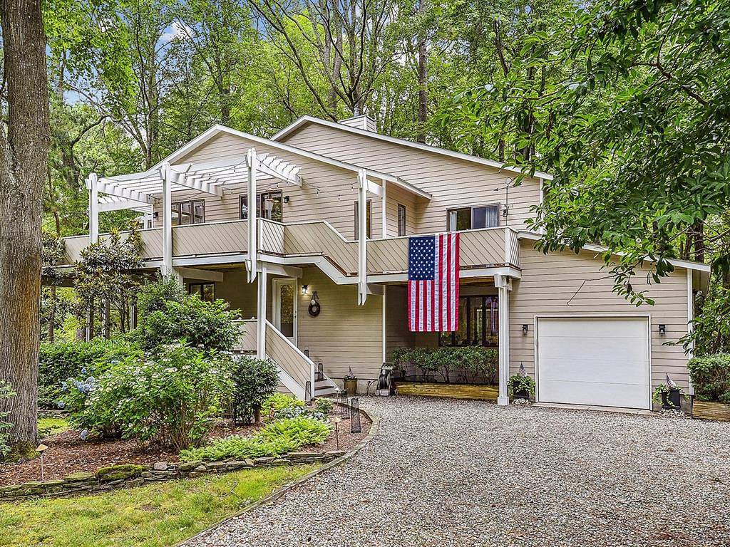 139 Evergreen Road in Sea Colony, Middlesex Beach