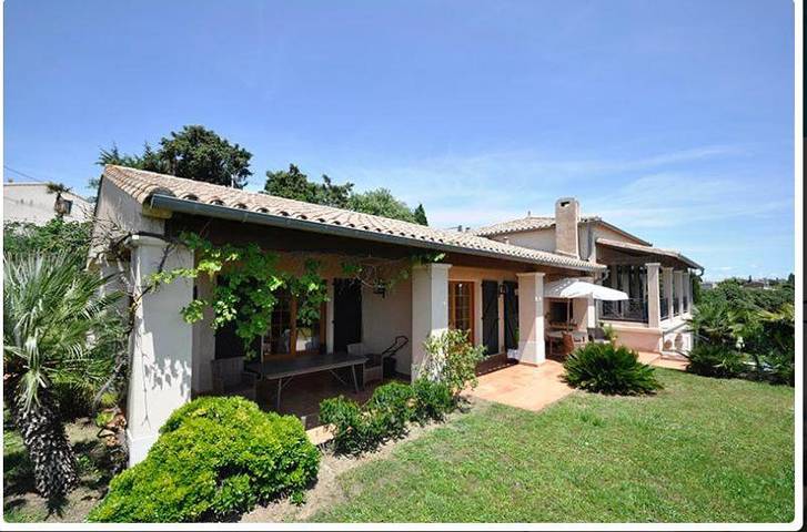 Villa pour 6 personnes, avec Balcon et Terrasse ainsi que Jardin et Piscine