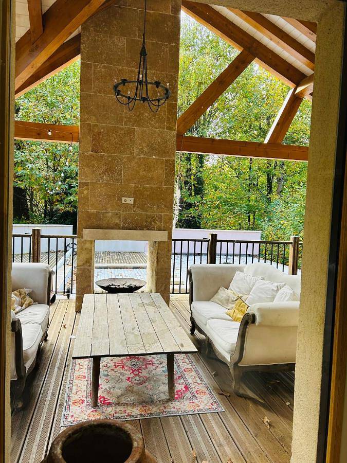 Location de vacances pour 12 personnes, avec jardin et bassin pour enfant ainsi que vue et piscine à La Chapelle-Saint-Aubin