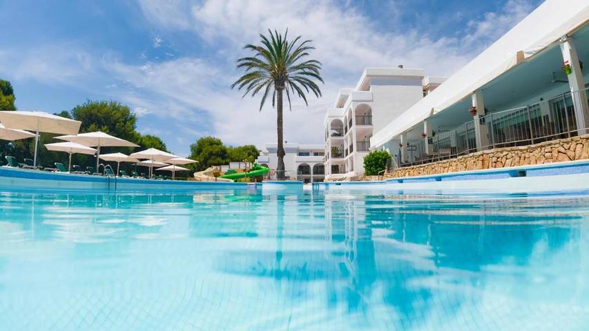 Apartahotel para 4 personas, con Balcón y Terraza además de Jardín y Piscina para niños en Cala d'Or