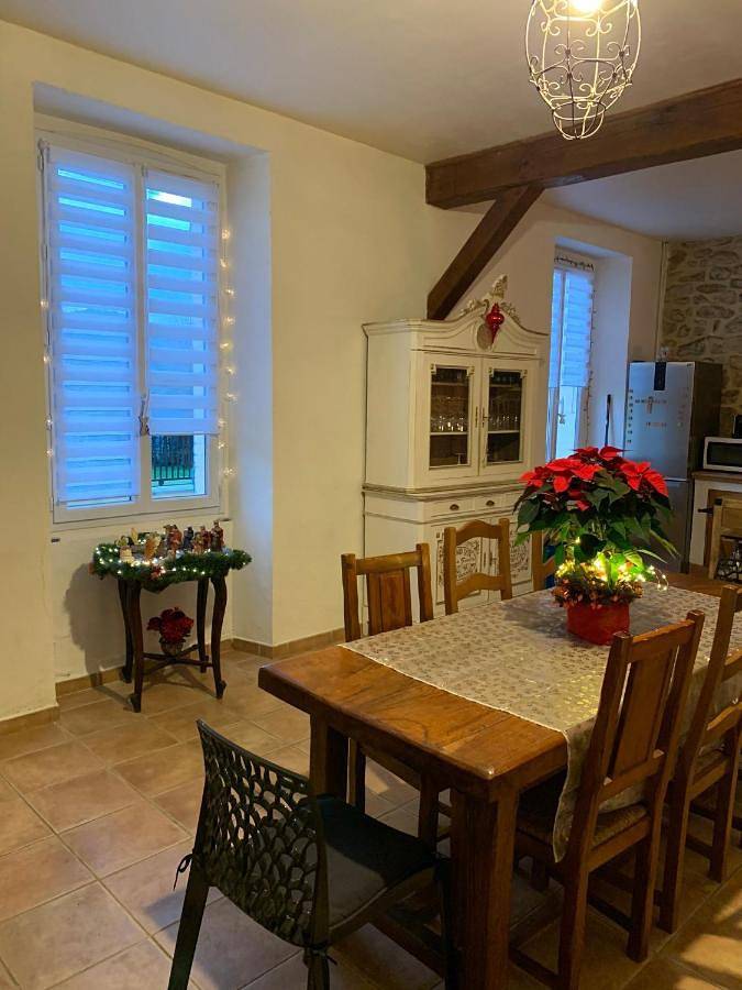 Location de vacances pour 10 personnes, avec jardin ainsi que vue et piscine à Gagnières - 2