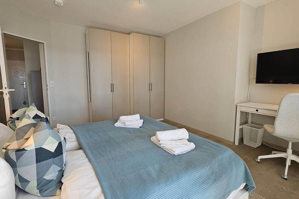 Appartement entier, Vacation apartment by the lake, sleeps 2, 65 m², conservatory, direct lake view in Bad Saarow, Dahme-Seengebiet