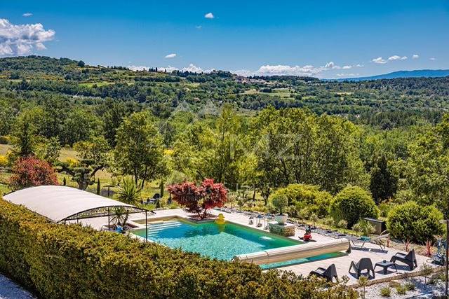 Location de vacances pour 10 personnes, avec piscine ainsi que terrasse et jardin à Murs - 2