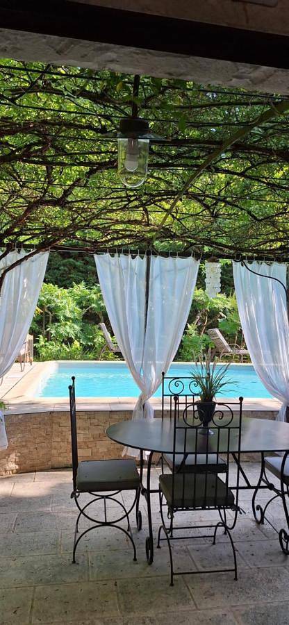 Location de vacances pour 6 personnes, avec vue ainsi que piscine et jardin dans Les Paluds de Noves - 2