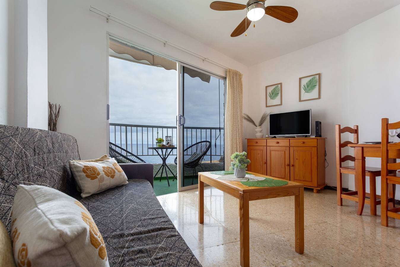 Ganze Wohnung, Ferienwohnung 'Vista Al Mar' mit Meerblick, privatem Garten und Wlan in San Marcos, Teneriffa Nord