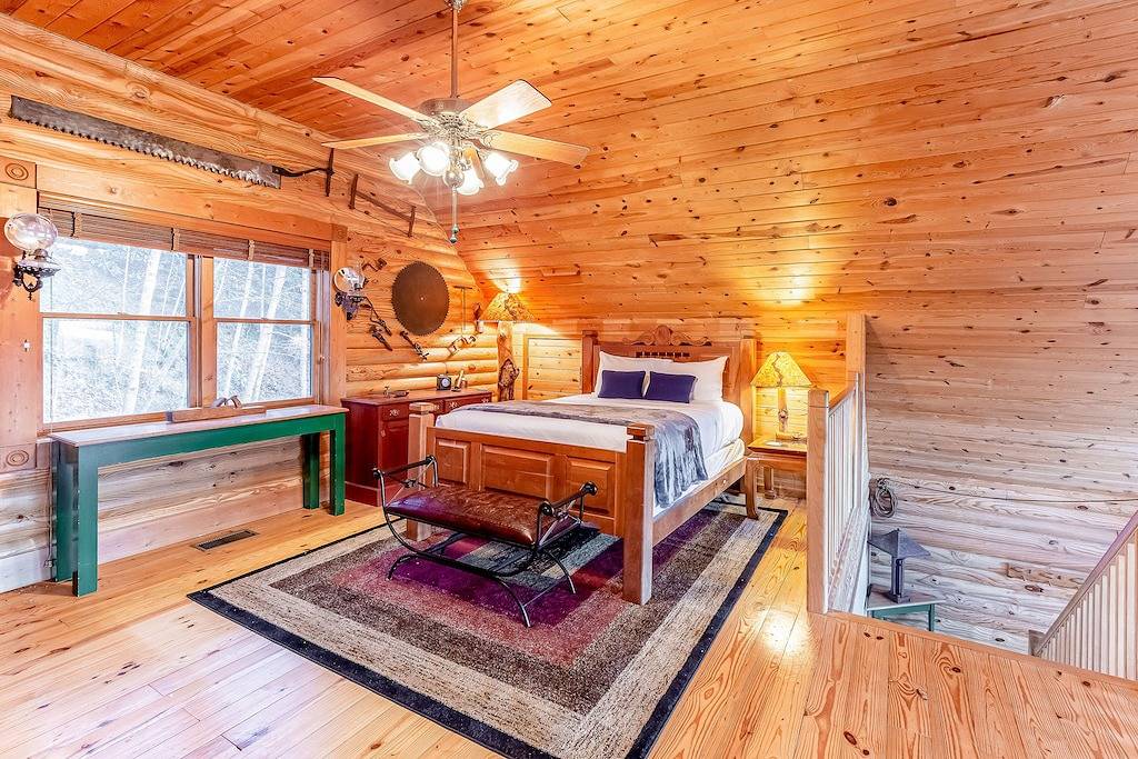 Log cabin with amazing mountain views, pool table, movie room & fireplace in Jackson County