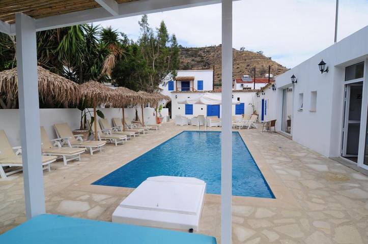 Location de vacances pour 2 personnes, avec vue et jardin ainsi que sauna et piscine dans Oróklini - 3