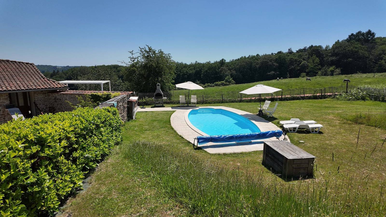 Vakantiehuis 'Domaine De Bellac - Le Triangle' met Privézwembad, Terras en Wi-Fi in Roussines, Regionaal Natuurpark van de Perigord-Limousin