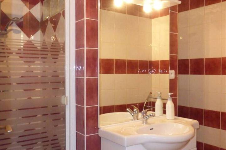Gîte pour 4 personnes, avec jardin et piscine, animaux acceptés à Belgentier - 2