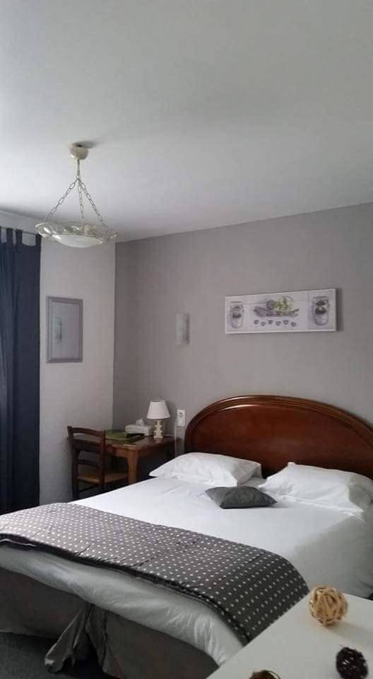 Hôtel pour 3 personnes, avec bassin pour enfant et piscine ainsi que jardin et terrasse à Les Angles (Gard) - 2