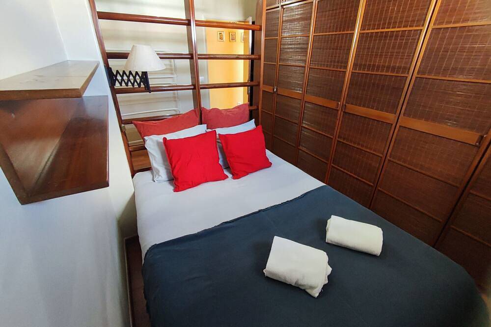 Ganze Wohnung, Oeiras, 2 bedroom apartment w/ balcony and barbecue next to Parque dos Poetas in Oeiras, Costa de Lisboa