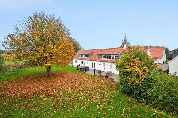 Ferieudlejning for 8 personer, med terrasse og have samt søudsigt, husdyr tilladt i Saksild