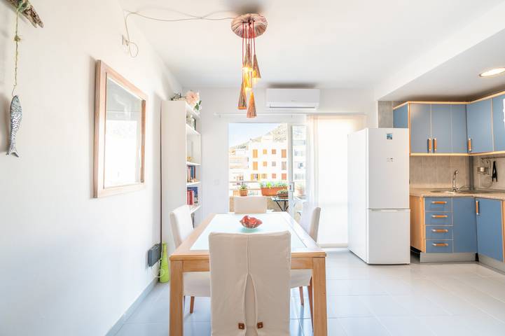 Apartamento inteiro, Apartamento 'Taiko' em Puerto de Pollensa com terraço privado, varanda e Wi-Fi in Port de Pollença, Pollença