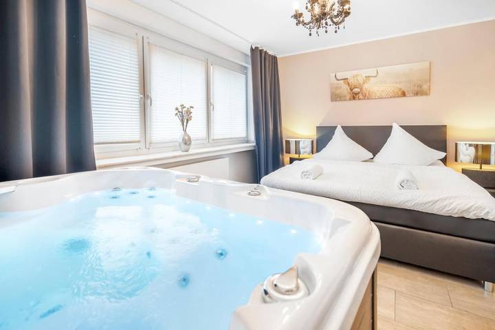 Ferienwohnung für 2 Personen, mit Balkon und Terrasse sowie Whirlpool in Kölner Karneval