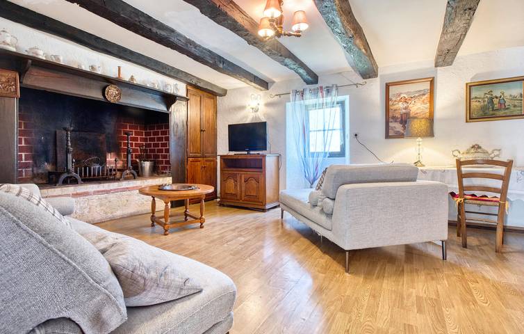 Ruhige Wohnung mit Pool, Garten & WiFi 2,5km von Plazac in Plazac, Périgord Noir