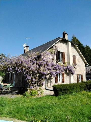 Gîte pour 8 personnes, avec piscine dans Sarran