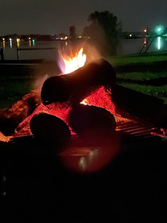 Vacation rental for 14 people, with yard in Indian Lake