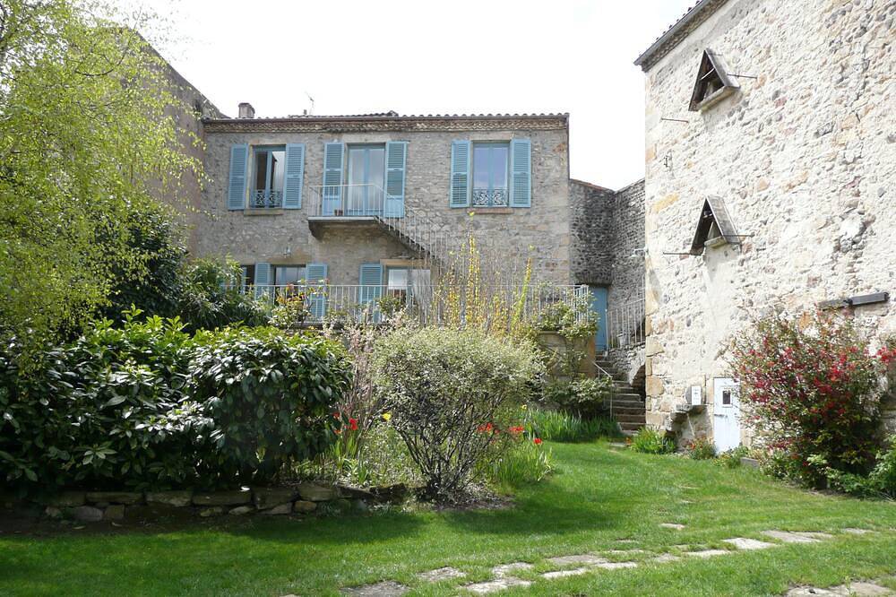 Maison de charme au bord de la rivière Allier. in Coudes, Région de Besse-et-Saint-Anastaise