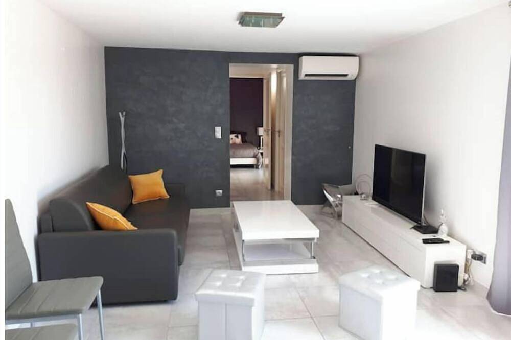 Rez de villa 6 personnes avec piscine. in Toulon, Côte méditerranéenne (France)