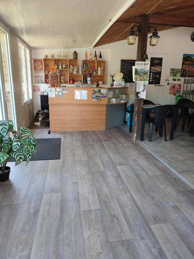 Camping pour 2 personnes, avec terrasse dans Région de Besse-et-Saint-Anastaise - 3