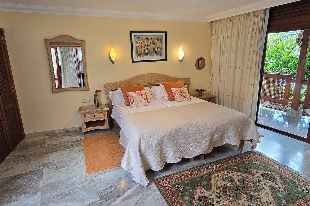 Luxury villa with pool and garden, close to sea, beaches, port, golf courses, in Pueblo de Tauro, South Gran Canaria