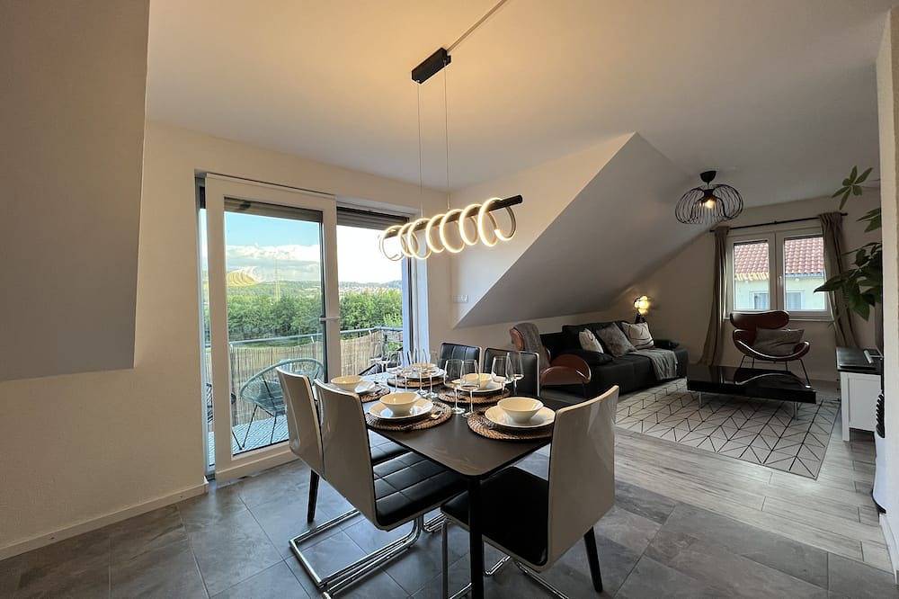 Ganze Wohnung, Blackncozy - Design Appartement mit Boxspringbett und Balkon in Lörrach, Südschwarzwald