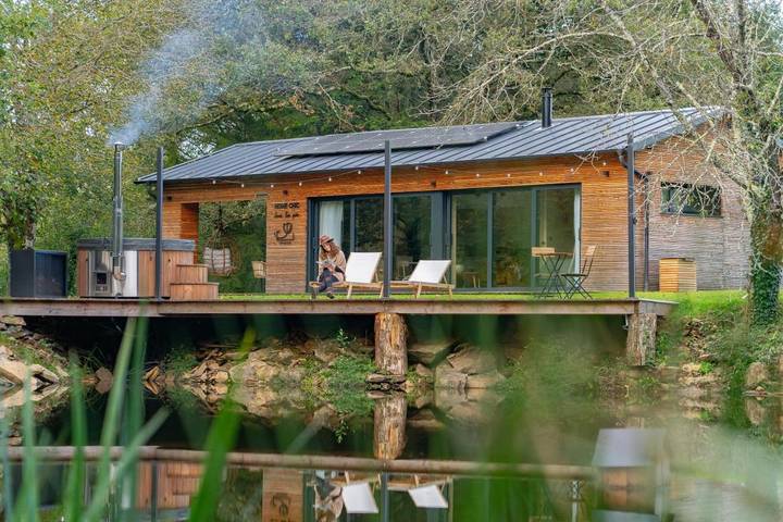 Location de vacances pour 2 personnes, avec Terrasse et Jardin ainsi que Vue sur le lac et Vue à Angoisse (Dordogne)