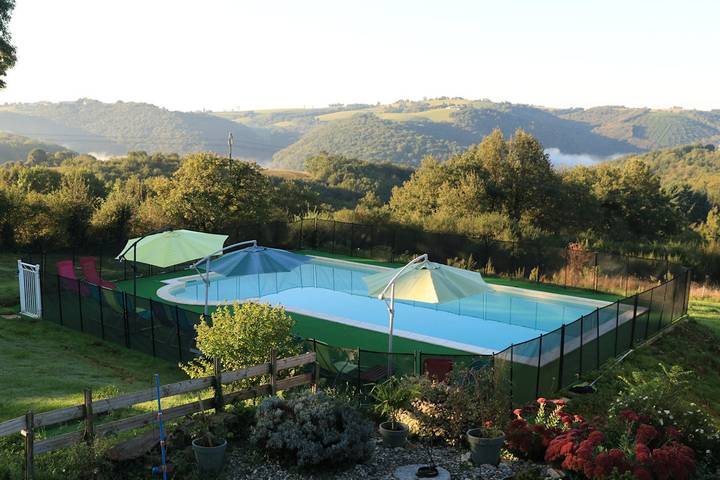 Gîte pour 20 personnes, avec piscine ainsi que jardin et terrasse dans le Tarn