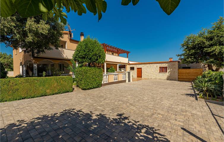 Charmante 2-Zimmer-Wohnung mit Pool und Terrasse in der Nähe einer Pizzeria in Galovac, Zadar