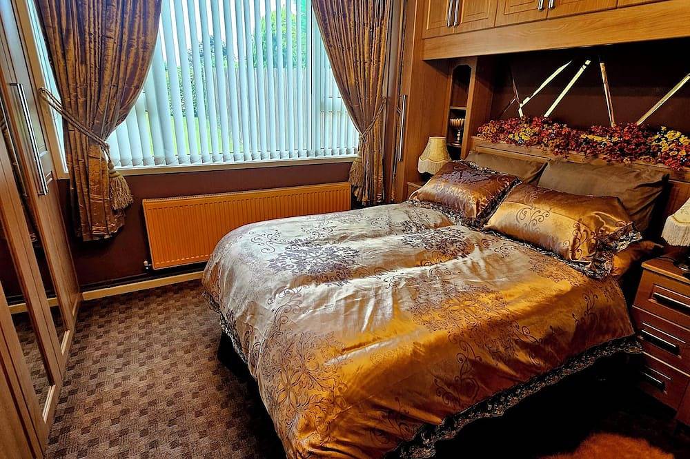 Cosy 3 bedroom cabin in Fivemiletown. Beside Lake & Town centre. Pet friendly. in Grafschaft Tyrone